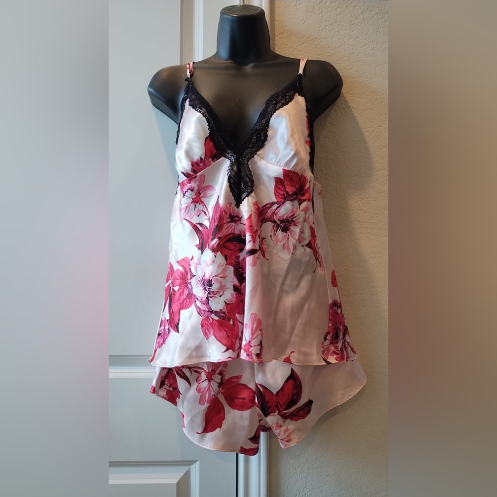 LILAC + LONDON Women's Sleepwear Size M Floral Satin Set ,Shiny Liquid Set